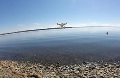 城會玩！加拿大男子成功用無人機釣到魚