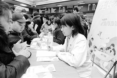 蘭州大學(xué)第一醫(yī)院舉行“新年！新高度！”兒童保健義診活動