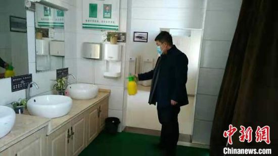  圖為2月初，工作人員對敦煌市旅游景區(qū)衛(wèi)生間進行防疫消毒?！《鼗褪形麄鞑抗﹫D 攝