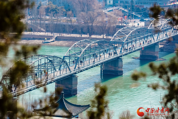 蘭州白塔山上俯瞰藍(lán)色黃河 山水如畫(huà)沁心弦