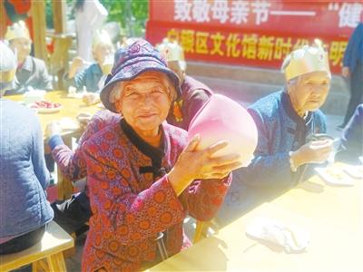 母親節(jié)，白銀“花村”擺了一場“敬老宴”