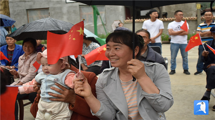 隴南市紀(jì)委監(jiān)委黨員干部與宕昌縣官亭鎮(zhèn)杜家村群眾一起慶祝黨的生日。_副本.jpg