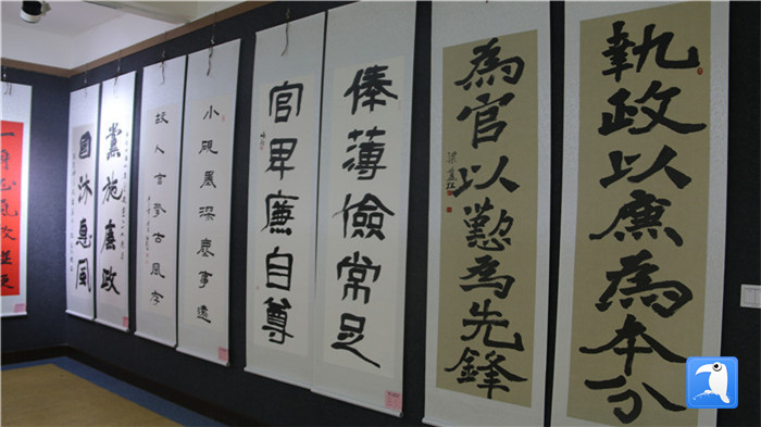 7月1日上午，定西市通渭縣紀(jì)委監(jiān)委舉辦“襄郡清風(fēng)·喜迎建黨99周年”廉政文化書畫展，共同為黨的生日獻(xiàn)禮。_副本.jpg