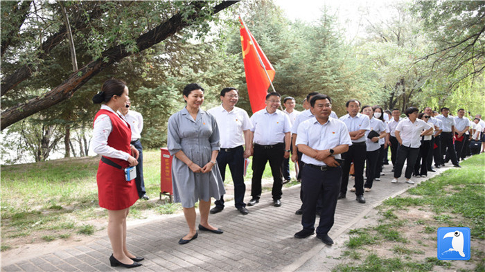 7月1日，嘉峪關(guān)市紀(jì)委監(jiān)委機關(guān)黨委在迎賓湖絲路廉潔文化主題公園舉行慶祝黨建99周年迎“七一”主題黨日活動。_副本.jpg