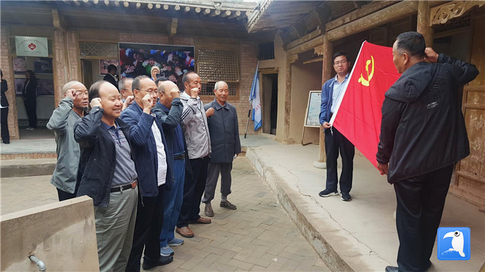 7月1日，臨夏州紀(jì)委監(jiān)委機關(guān)黨總支組織退休黨支部部分黨員前往東鄉(xiāng)縣布楞溝村史館，開展主題黨日活動。_副本.jpg