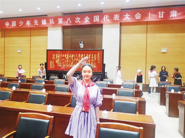代表蘭州少先隊員參加全國少代會——這個小姑娘，攢勁！