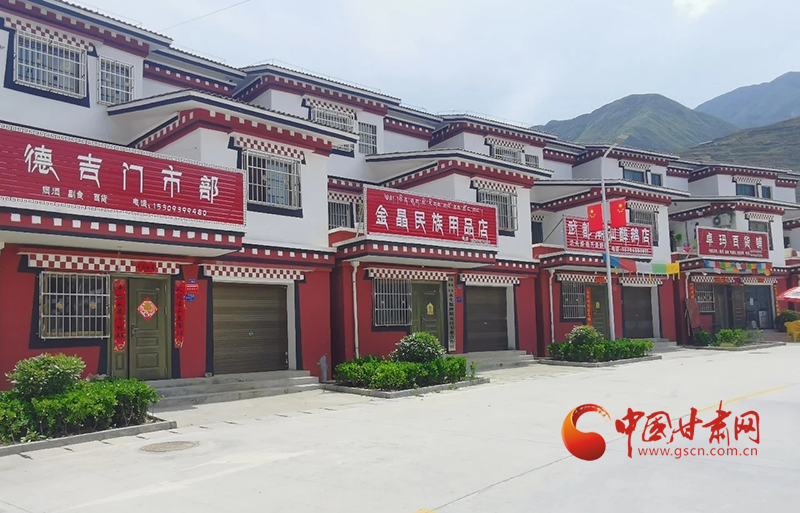 武都坪埡鄉(xiāng)：美麗安置區(qū) 綻放“幸?；ā?>
        </a><em>武都坪埡鄉(xiāng)：美麗安置區(qū) 綻放“幸福花”</em></li>
    <li><a  target=