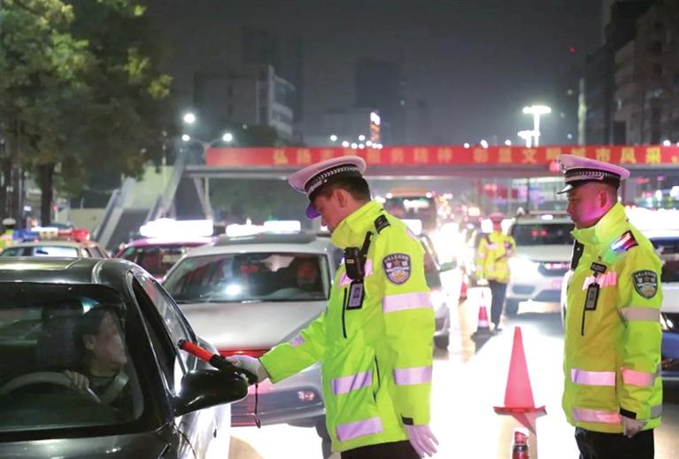 “百日會戰(zhàn)”蘭州交警在行動嚴(yán)查酒駕等違法行為