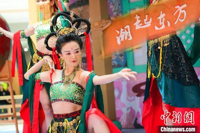 圖為今年9月5日，在重慶亮相的敦煌博物館“潮起東方”主題活動(dòng)現(xiàn)場(chǎng)。敦煌博物館供圖