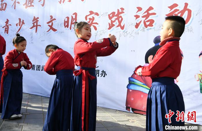 甘肅武威倡古代“拱手禮”：見(jiàn)面不握手 防“疫”拾傳統(tǒng)
