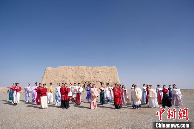 數(shù)十位身著古裝的女性通過體驗(yàn)賞漢舞、習(xí)漢禮、吟誦詩詞等中華傳統(tǒng)文化，再現(xiàn)古絲綢之路的繁華盛景。　邱亮 攝