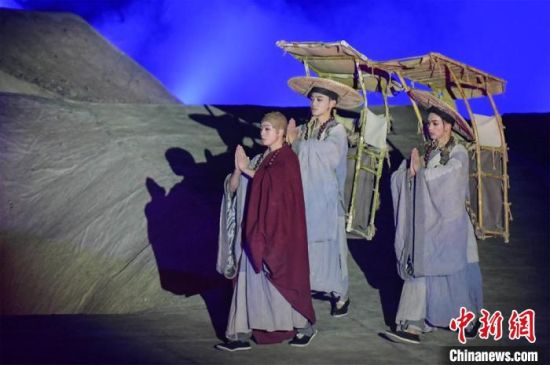 圖為演出現(xiàn)場(chǎng)，該劇獨(dú)創(chuàng)360度旋轉(zhuǎn)并前后移動(dòng)觀眾席，顛覆傳統(tǒng)劇場(chǎng)舞臺(tái)表演模式?！⊥醣筱y 攝