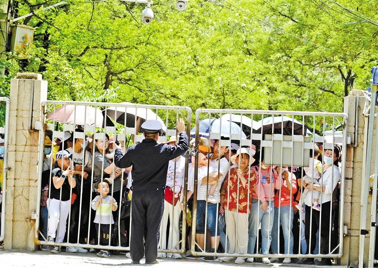 人流如潮 入園游客突破5萬 五泉山公園、蘭州市動(dòng)物園昨日臨時(shí)閉園