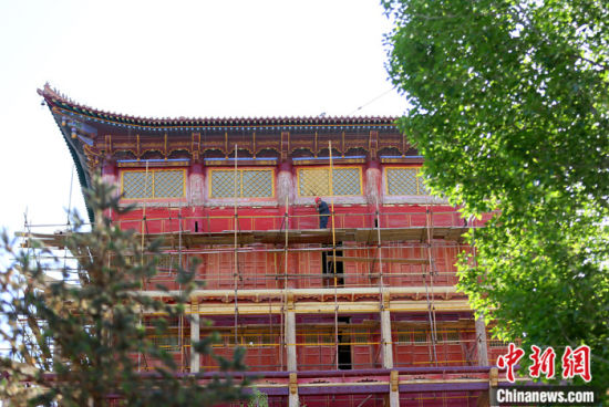 圖為5月上旬，甘肅山丹縣大佛寺內(nèi)，工作人員對古建筑大雄寶殿進行修繕。 中新社記者 高展 攝
