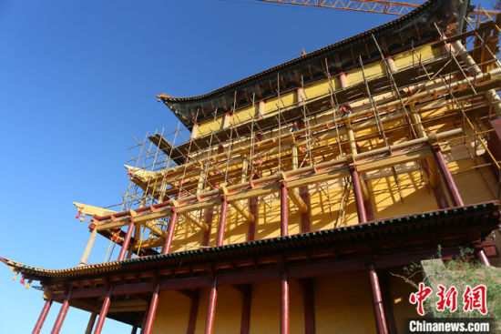 圖為5月上旬，甘肅山丹縣大佛寺內(nèi)，正在修繕中的古建筑大雄寶殿。 中新社記者 高展 攝