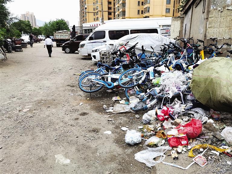 百米土路臟亂差，誰(shuí)來(lái)管？經(jīng)記者協(xié)調(diào)，社區(qū)組織志愿者進(jìn)行了清理