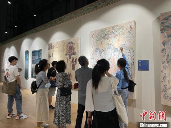 圖為展覽現(xiàn)場(chǎng)?！〗瓧顭?攝