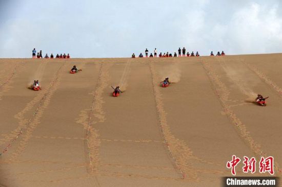 6月13日，敦煌鳴沙山月牙泉景區(qū)舉辦滑沙比賽?！垥粤?攝