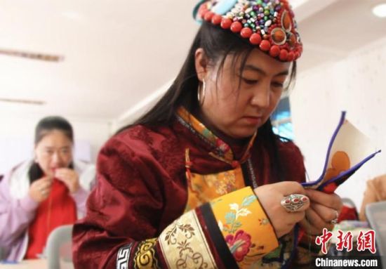 圖為裕固族婦女學習刺繡?！∈缝o靜 攝