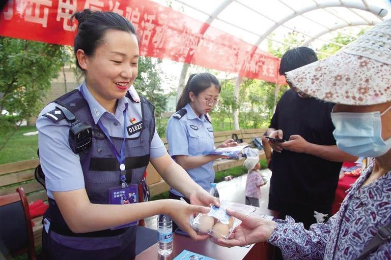 “獨門秘籍”打造“無詐社區(qū)”——蘭州七里河公安分局小西湖派出所社區(qū)民警王瓊守護(hù)轄區(qū)居民錢袋子