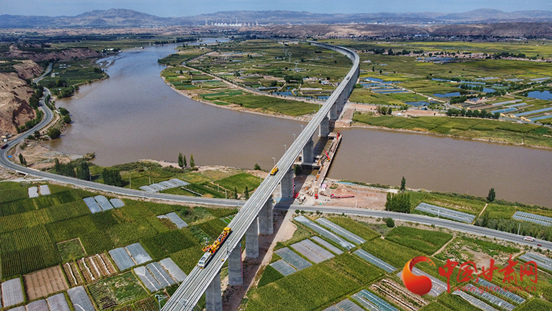 【隴拍客】直擊現(xiàn)場(chǎng)！看中蘭鐵路首條接觸網(wǎng)導(dǎo)線如何架設(shè)