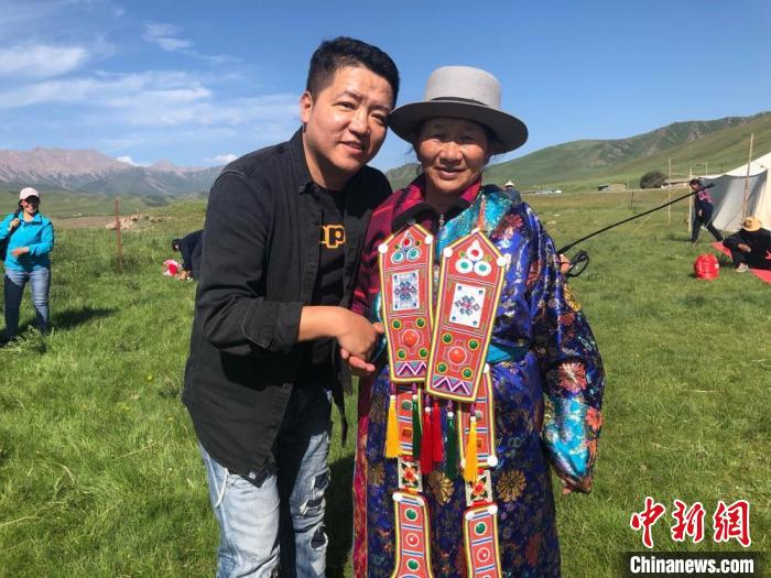 圖為拍攝紀(jì)錄片《西茂的婚禮》期間，張輝剛(左)與裕固族老人合影留念。(資料圖) 張輝剛供圖