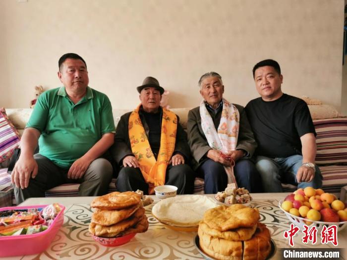 圖為張輝剛(右一)拜訪甘肅肅南縣裕固族德高望重的老人。(資料圖) 張輝剛供圖