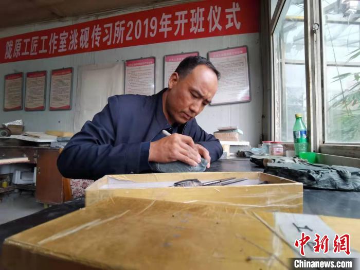 甘肅卓尼洮硯融合文化提升內(nèi)涵：不只一硯一銘，還要一盒一拓