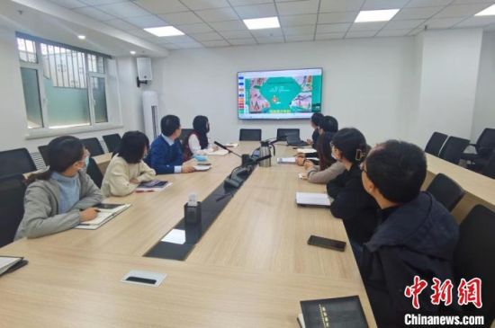 圖為甘肅教育出版社《寫給青少年的敦煌故事》叢書項(xiàng)目組，探討圖書封面設(shè)計(jì)?！￠Z姣 攝
