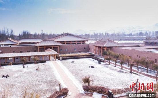圖為雪落大漠古堡——敦煌山莊。　王斌銀 攝