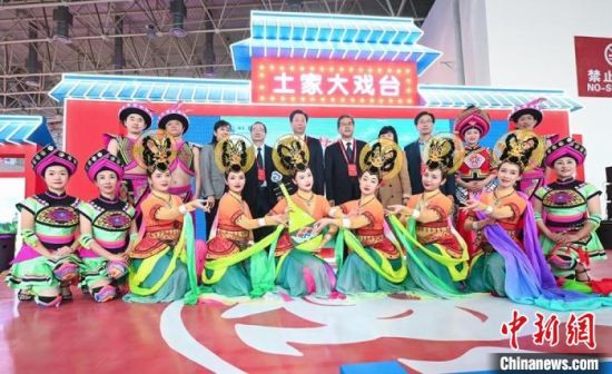 11月26日，“甘肅團”在首屆中國(武漢)文化旅游博覽會展區(qū)的“土家大戲臺”，與“湖北團”互訪交流。　甘肅省文化和旅游廳供圖