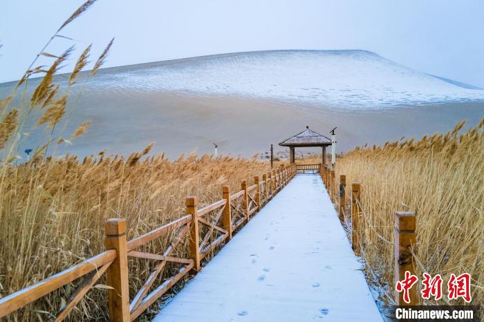 2021年11月28日，在敦煌鳴沙山月牙泉景區(qū)，沙雪交融，更顯北國風(fēng)情。　王斌銀 攝
