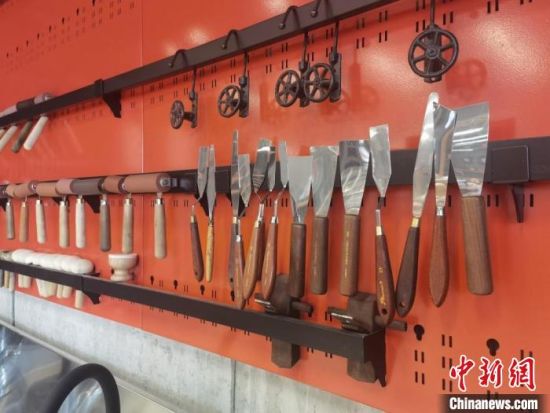 圖為徐晉林制作雕版敦煌壁畫所用工具?！￠Z姣 攝