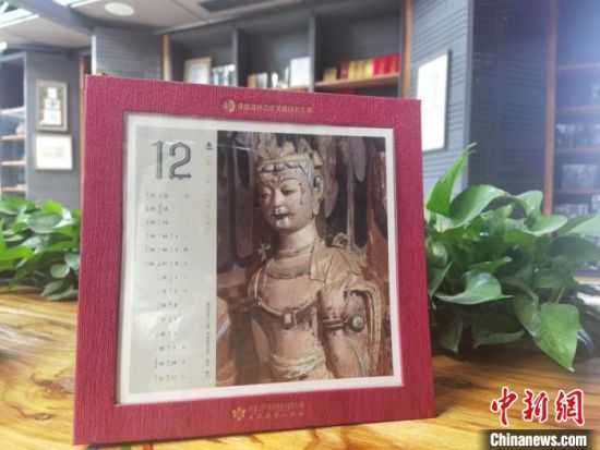 圖為徐晉林制作的敦煌題材的手工書《走進沙漠敦煌——莫高窟與藏書票藝術》，深受讀者喜愛。　閆姣 攝