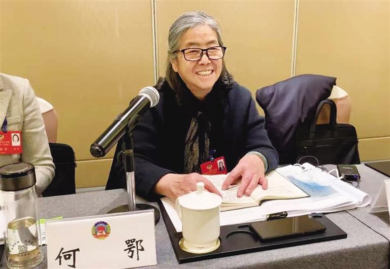 【委員風(fēng)采】“明星委員”何鄂的三個“幸?！?>
        </a><em>【委員風(fēng)采】“明星委員”何鄂的三個“幸?！?/em></li>
    <li><a  target=