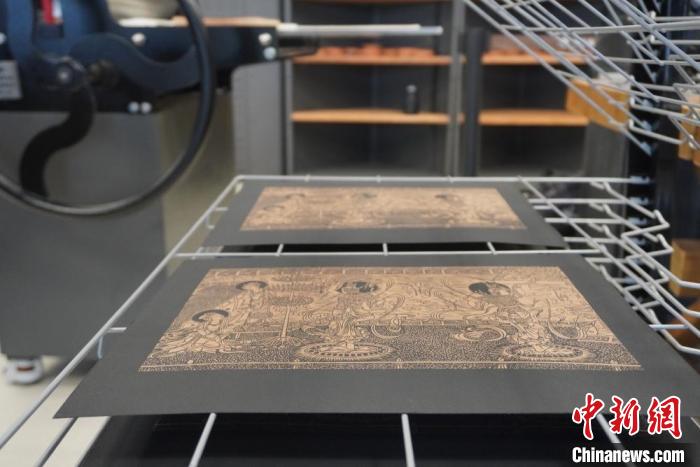 圖為徐晉林工作室制作的雕版敦煌壁畫(huà)印刷成品展示?！【琶赖┰?　攝