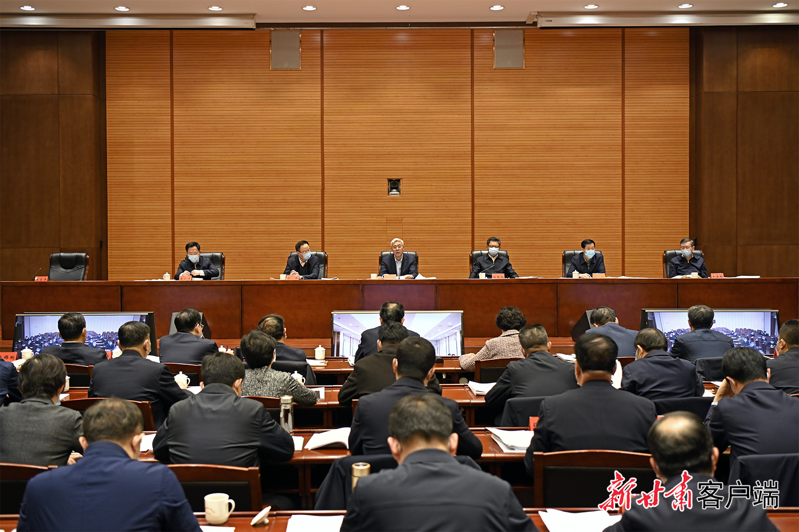 尹弘在省委農(nóng)村工作領(lǐng)導(dǎo)小組會議上強調(diào)：以深厚為民情懷鞏固拓展脫貧攻堅成果，用高度負責(zé)精神扎實做好備考迎評工作