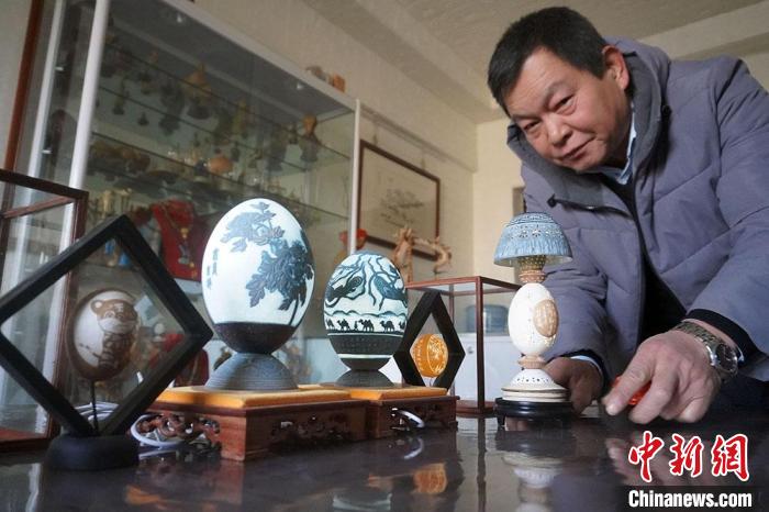 圖為吳義澤展示的最新創(chuàng)作的蛋雕作品。　九美丹增 攝