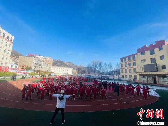 圖為街舞老師教授藏族學(xué)子跳街舞。　陳善雄 攝