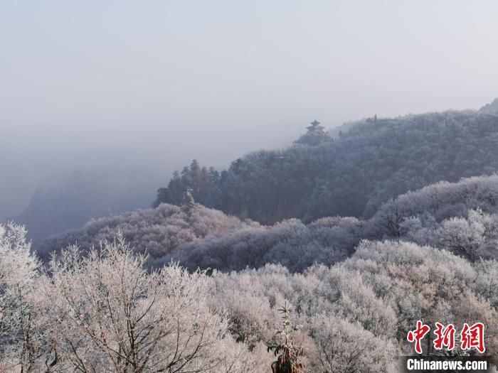 圖為連綿山脈，皆是白色?！⌒煺袢A 攝