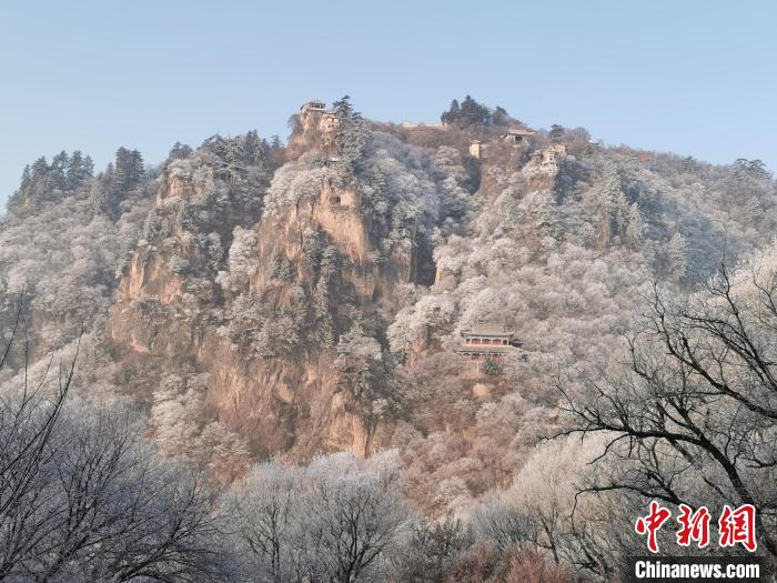 圖為崆峒山霧凇景色?！⌒煺袢A 攝