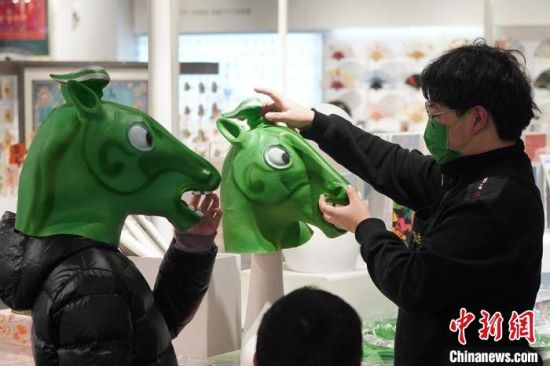 圖為“神馬來了”銅奔馬頭套?！【琶赖┰?攝