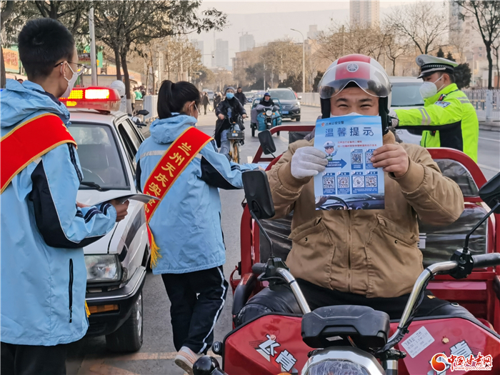 【2022年春運(yùn)】春運(yùn)首日 蘭州交警開展形式多樣宣傳活動(dòng)