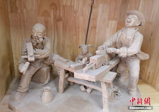 圖為泥塑作品。 劉玉桃 攝