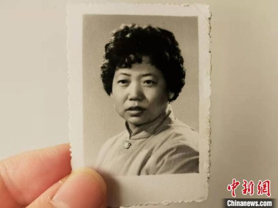 圖為20世紀(jì)80年代，蘭州照相館拍攝的人物肖像照，如今仍然有很多人選擇拍攝這樣的照片留作紀(jì)念。　王牧雨 攝