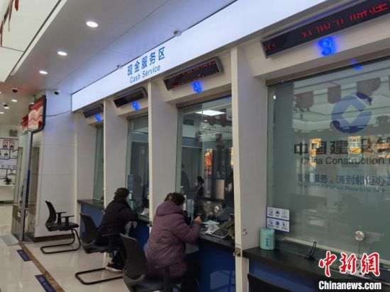 圖為蘭州市民在銀行兌換新鈔。　徐雪 攝