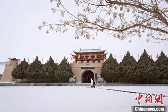 圖為2月17日，游人在鳴沙山月牙泉景區(qū)內(nèi)體驗大漠雪景?！《鼗褪形穆镁止﹫D