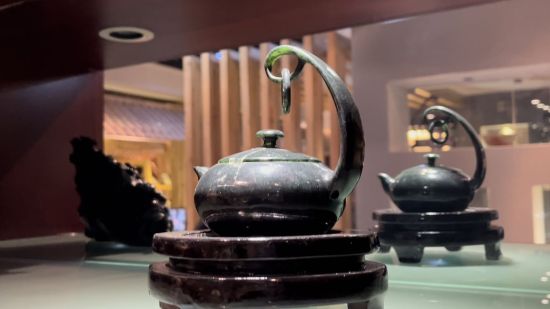 圖為酒泉夜光杯廠里陳列的夜光杯茶藝文化產(chǎn)品——精品懸環(huán)玉壺。王牧雨
