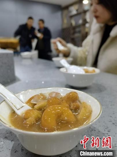 圖為酒泉美食“糊鍋”?！∫蟠河?攝
