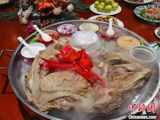 圖為酒泉美食“漢蒸全羊”?！●T志軍 攝